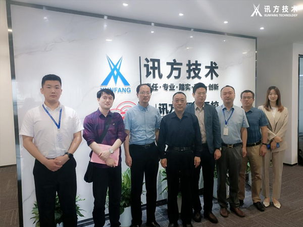 武汉职业技术学院校党委副书记何让波一行光临龙八long8技术武汉基地